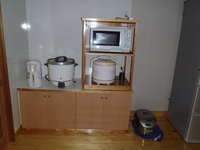 キッチンの横に手作りの家電収納、電気炊飯器は引き出して使えます。