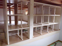 Ｍ２階の棚は衣類収納ケースが15個は収納出来る、棚の奥は広い多目的収納スペース。