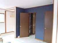２階子供室は先行き7.5帖×2部屋に仕切れる工夫がしてある。<br />
ドアの向こうに見えるのは、オーダーメイドの本棚。