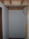 玄関ホール横の納戸内部、階段下も有効利用。