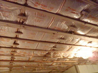 断熱材グラスウール75㎜を天井裏に敷きこみました。