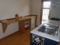 キッチン背面カウンター
吊り式の引き戸の中は二つに分かれていて可動式の棚が２段ずつ装備