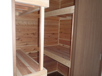 寝室の収納、
壁や棚の材料はすべて杉の無垢材を使用。
その他にも、食品庫や収納棚が充実。