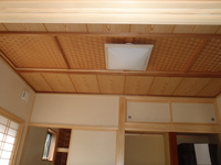 天井は真中に杉の網代を使用しました。