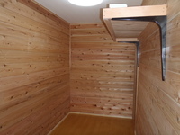 広い通路兼納戸ｽﾍﾟｰｽ　丈夫な棚も設置
壁は杉板貼り。