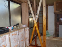 傷んだ柱を取り換え（以前は入って居なかった）筋違と構造用合板で補強。<br />
天井や壁、床にもしっかり断熱材を入れました。